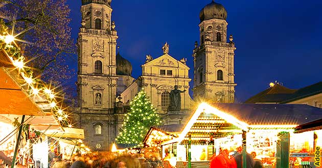 Weihnachtsmarkt-Reisen Passau an der Donau 2024 2025 in Bayern, Passauer Christkindlmarkt vor dem Dom St. Stephan