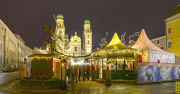 Weihnachtsmarkt-Reisen Passau an der Donau 2022 2023 in Bayern, Passauer Christkindlmarkt vor dem Dom St. Stephan