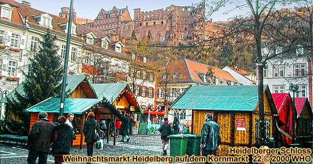 Weihnachtsmarkt-Reisen Heidelberg Neckar 2022 2023. Heidelberger Weihnachtsmärkte in der Altstadt auf Universitätsplatz, Marktplatz und Kornmarkt mit Blick auf das Heidelberger Schloß, Baden-Württemberg.