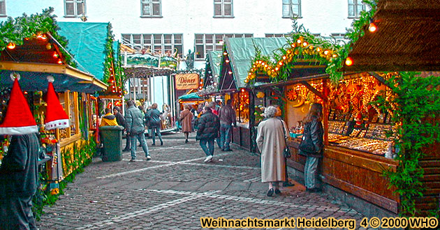 Weihnachtsmarkt-Reisen Heidelberg Neckar 2024 2025. Heidelberger Weihnachtsmärkte in der Altstadt auf Universitätsplatz, Marktplatz und Kornmarkt mit Blick auf das Heidelberger Schloß, Baden-Württemberg.