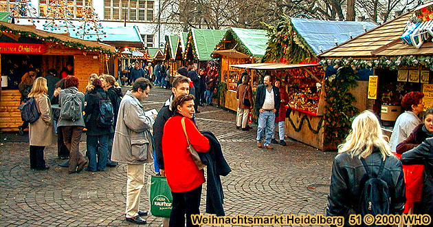 Weihnachtsmarkt-Reisen Heidelberg Neckar 2024 2025. Heidelberger Weihnachtsmärkte in der Altstadt auf Universitätsplatz, Marktplatz und Kornmarkt mit Blick auf das Heidelberger Schloß, Baden-Württemberg.